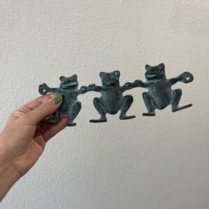 ⭐️SOLD⭐️ Charming Frog Trio Wall Hook - Green